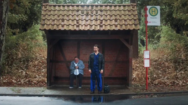 Filmstill aus „Avanti“, Vom Regen in die Traufe